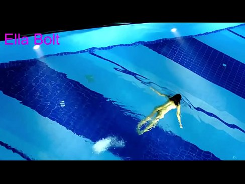 ❤️ No puedo dejar de mirar, joven rubia pillada nadando desnuda en la piscina del complejo ELLA BOLT ☑ Video de sexo de calidad en es.it-com.top ❌️