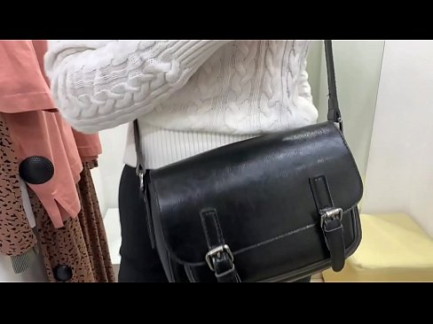 ❤️ Masturbación pública de la joven zorra FeralBerry con un consolador en el probador ☑ Video de sexo de calidad en es.it-com.top ❌️