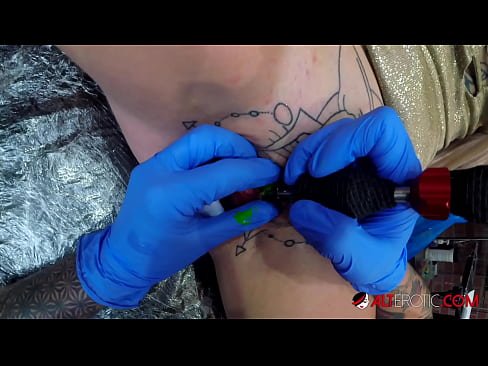 ❤️ Extremadamente tatuado hottie Sully Savage consiguió un tatuaje en su clítoris ☑ Video de sexo de calidad en es.it-com.top ❌️