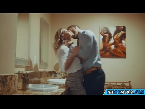 ❤️ Cuando una rubia tetona te seduce en un baño público ☑ Video de sexo de calidad en es.it-com.top ❌️